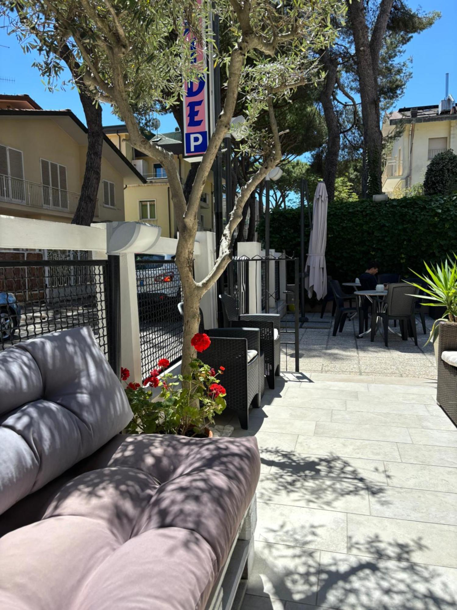 Hotel Iride Suite & Breakfast- Ideale Per Famiglie E Coppie Riccione Exterior photo