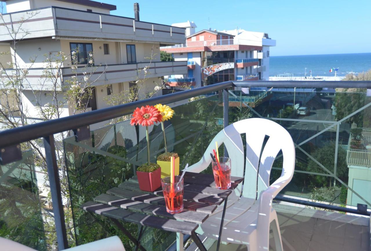 Hotel Iride Suite & Breakfast- Ideale Per Famiglie E Coppie Riccione Exterior photo